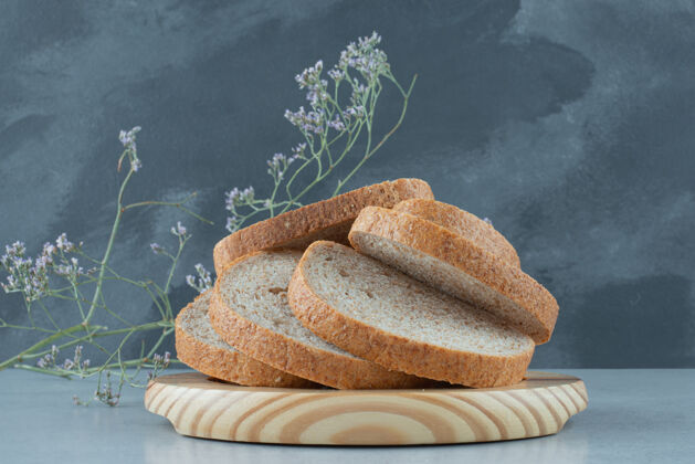 新鲜各种各样的面包片放在木盘上饮食食品各种