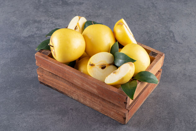 整个把整片的黄苹果和叶子放在木箱里切片叶子水果