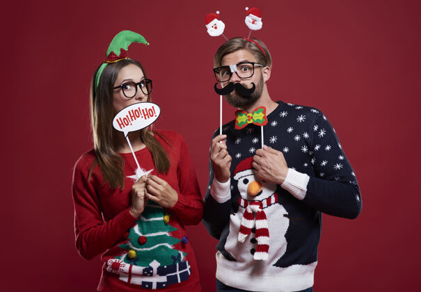 小胡子带着圣诞面具的男朋友和女朋友女人怪人圣诞节