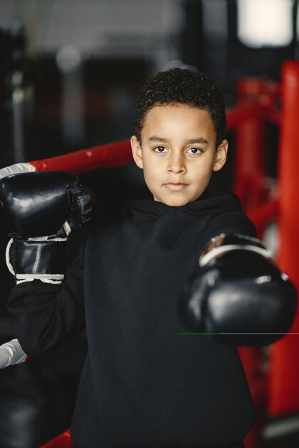 戒指年轻勤奋的拳击手学习拳击孩子在体育中心孩子开始了一个新的爱好人锻炼手套