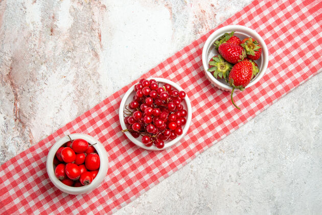 葡萄干顶视图红色水果与浆果放在白色桌子上新鲜的红色水果浆果水果食品健康