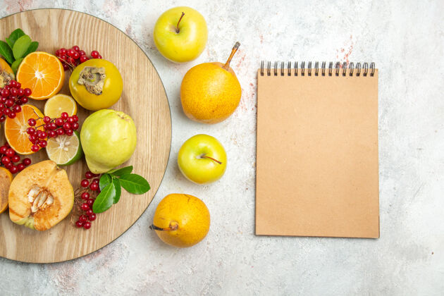 食用水果顶视图水果成分不同的水果放在一张白色的桌子上新鲜成熟的浆果健康新鲜水果成分