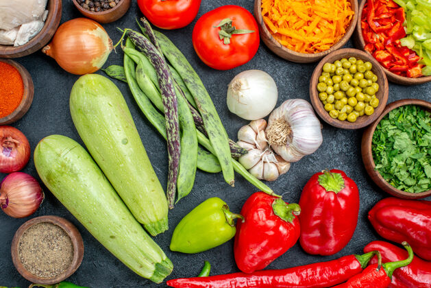 黄瓜顶视图新鲜蔬菜与豆子和调味料在一个黑暗的桌子沙拉餐熟西红柿沙拉饮食