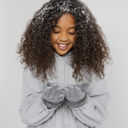 雪中景笑脸女孩与雪姿势可爱季节