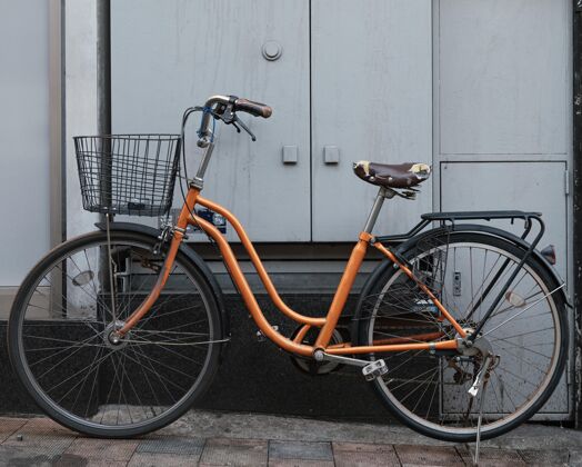 生活方式带篮子的橙色自行车活动自行车运动