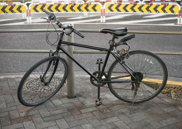 自行车黑色老式自行车停在巷子里骑行运动车辆