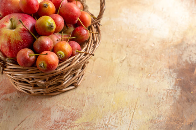 可食用的水果侧面特写查看浆果苹果和浆果在木制篮子上的奶油表新鲜桃木材