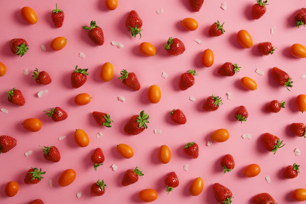 玫瑰成熟开胃的草莓 新鲜的橘黄色金橘和白色的椰子片隔离在粉红色的墙上美味的水果为您提供营养干净的饮食 美味的小吃 夏天的概念从上面看农作物金橘开销