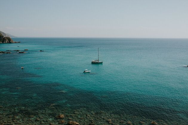 景色在碧绿的海水中欣赏美丽的船景和清晰的天际线天空海洋船