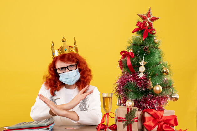 年份正面图：戴着无菌面罩戴着皇冠的女医生情绪圣诞节成人