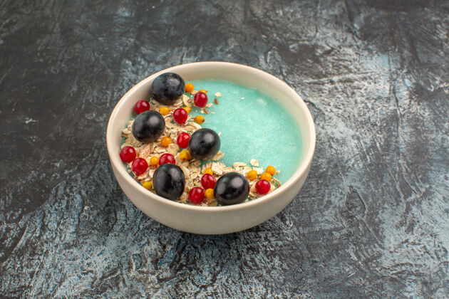 营养侧面特写查看浆果开胃的彩色浆果在蓝色碗新鲜食物酸奶