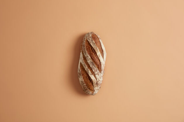 芳香新鲜的自制脆的法国全麦面包 用有机面粉制成 用发酵粉制成 以棕色工作室为背景面包房和食物概念家庭烹饪和食物准备顶部谷物烘焙