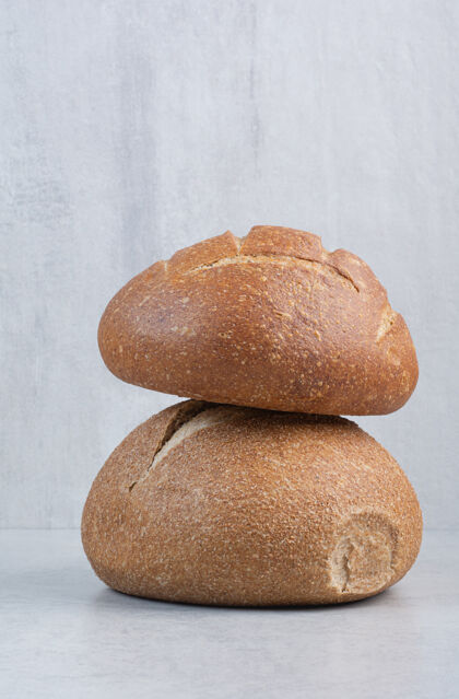 美味石头表面的美味黑麦面包营养新鲜食品