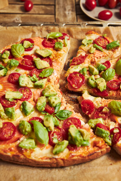 健康木桌上蔬菜比萨饼的垂直特写镜头胡椒烘焙切片