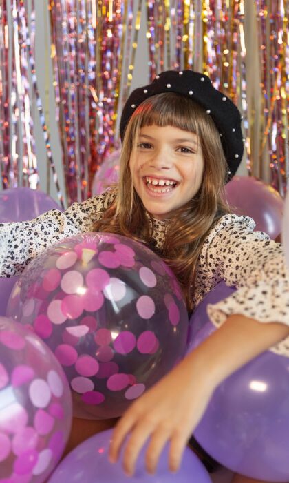 庆典在派对上画一个拿着气球的年轻女孩女孩气球年轻人