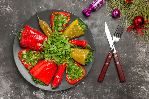 蔬菜顶部特写查看菜辣椒与草药刀叉圣诞树玩具美食圣诞节西红柿