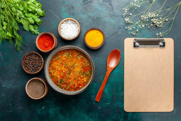 原料顶视图美味蔬菜汤不同调味料上灰绿色表面食物餐蔬菜汤配料产品不同餐厅蔬菜