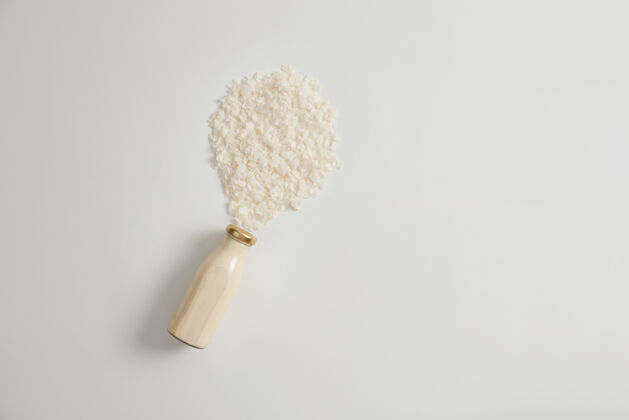 素食纯素椰子奶乳糖不耐症的奶制品替代品富含蛋白质和钙的植物性饮料健康营养饮料白色背景的空白处为您的广告背景罐水果