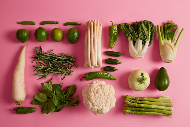 蔬菜多种绿色蔬菜 水果和草药有机素食食品两种类型的卷心菜 芦笋和绿色植物的粉红色表面玫瑰迷迭香有机