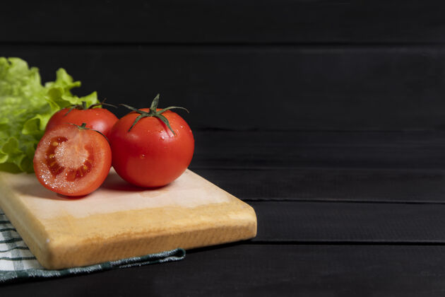 天然美味的红色西红柿放在木板上高品质的照片切片成熟有机