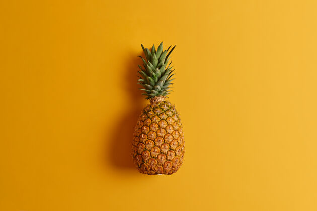 异国情调黄色背景的成熟菠萝热量低 富含营养和抗氧化剂的奇异水果可以多种方式食用或添加到你的饮食中果汁的原料美食颜色明亮