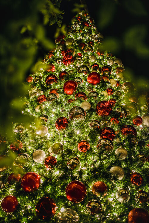 装饰品在夜晚点亮红绿相间的高层圣诞树圣诞树圣诞树圣诞节