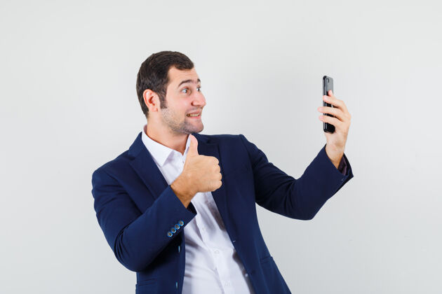 男性穿着衬衫的年轻男子在视频聊天中竖起大拇指聊天思想表演