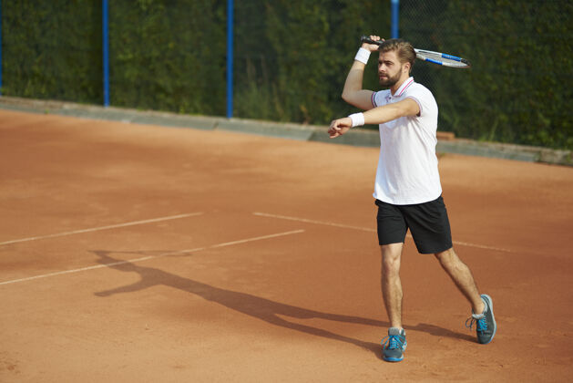 职业运动在球场上拿球拍的网球运动员网球阳光男人
