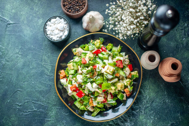 饮食顶视图蔬菜沙拉由黄瓜芝士和西红柿组成 背景为深蓝色 膳食为健康饮食 午餐为彩色餐厅餐厅胡椒蔬菜