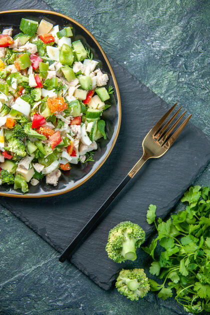 食物顶视图美味的蔬菜沙拉在盘子里用叉子在黑暗的背景餐厅用餐颜色健康饮食新鲜美食午餐餐厅叉子沙拉