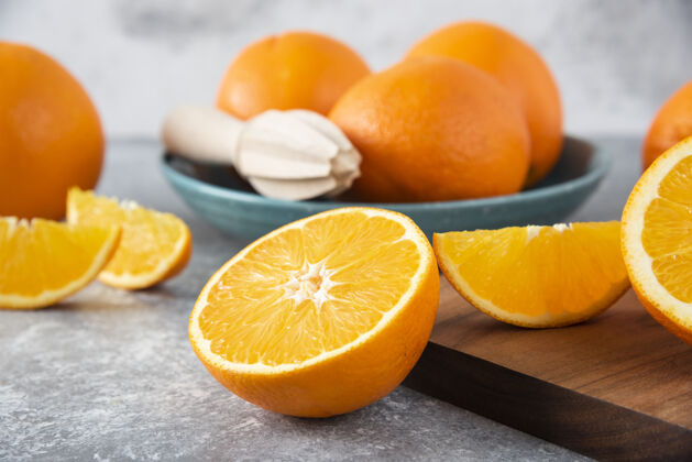 异国情调把橙子切成片 放在木板上 再放上整个橙子提神甜点热带