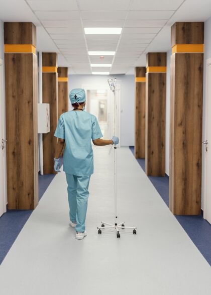 医疗保健全副武装的护士走在大厅里医生生活方式事业