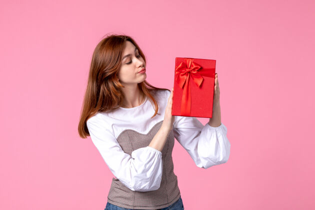 包装前视年轻女性以粉红色背景上的红色包装呈现三月钱横向性感女性香水礼物平等年轻女性礼品礼品