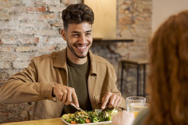 美食近距离微笑的男人和女人在桌子上生活方式食物烹饪