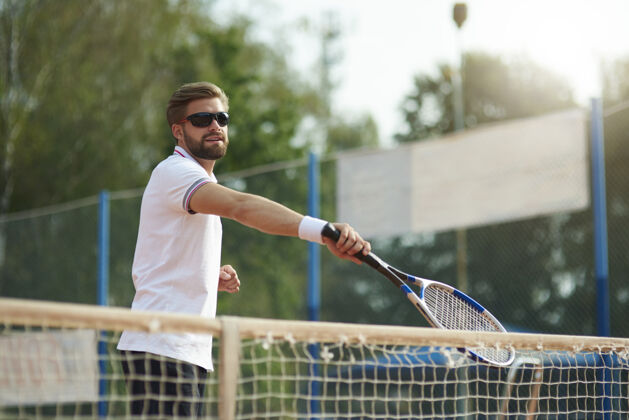夏天网球运动员戴着太阳镜太阳镜运动网