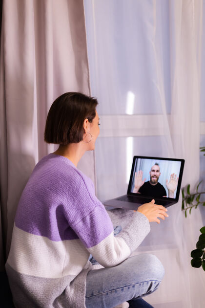 房间屏幕女人在家面对面视频打电话给她的朋友老公男友 从笔记本电脑上网聊天你好隔离女性面孔