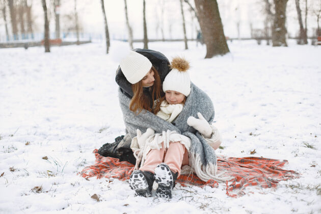 人一家人在度假时戴着编织的冬帽帽子女性手套