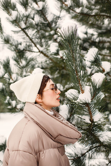雪雪地公园里一个穿着棕色夹克的女人的特写肖像情感可爱自然