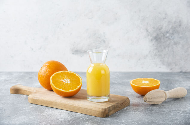 冷在木板上放一个装有橙子切片的果汁的玻璃罐多汁柑橘圆形