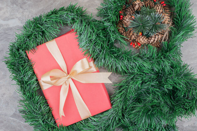 圣诞节圣诞礼盒和大理石花圈松树丝带松果