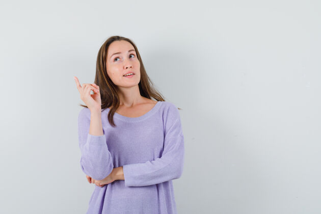 姿势年轻女性一边思考 一边指着紫丁香衬衫 看着若有所思正面图手性感向上