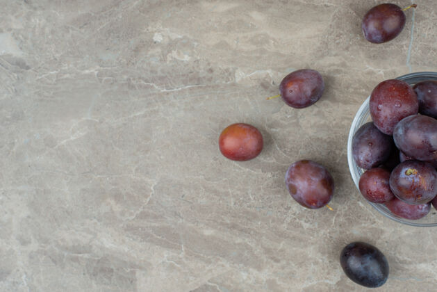 水果一碗新鲜的李子放在大理石上有机李子成熟