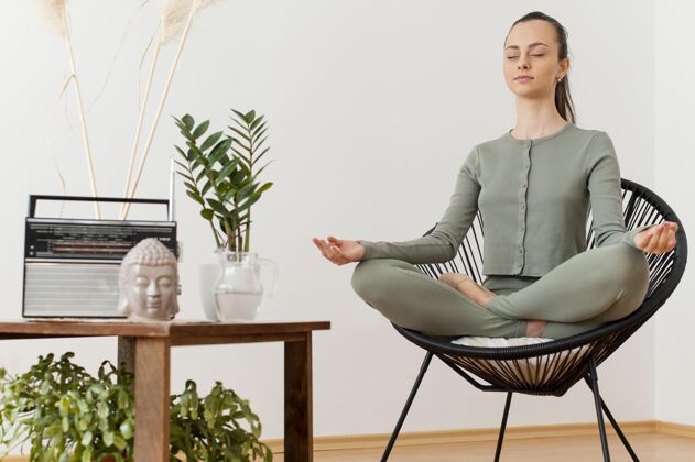 女人在家坐在椅子上冥想的女人禅宗肖像瑜伽