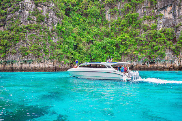 驾驶在安达曼海的快艇 在克拉比的菲菲岛泰国休闲摩尔热带