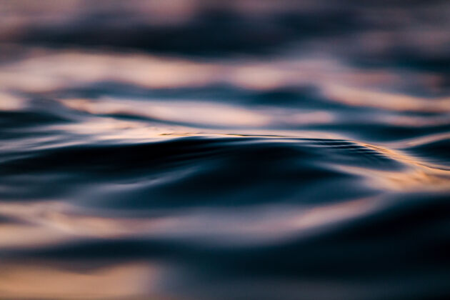 水特写镜头里是蓝色的水自然海洋涟漪
