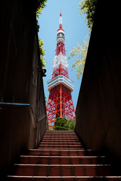 著名低角度拍摄迷人的东京塔与楼梯的前景风景目的地日本