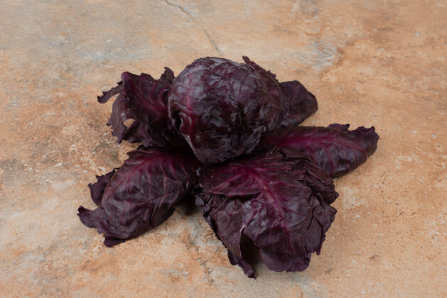 美味紫色新鲜卷心菜放在大理石上食物好吃蔬菜