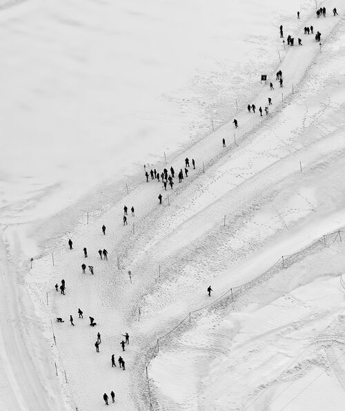 沙人们白天在雪地上行走冷路人