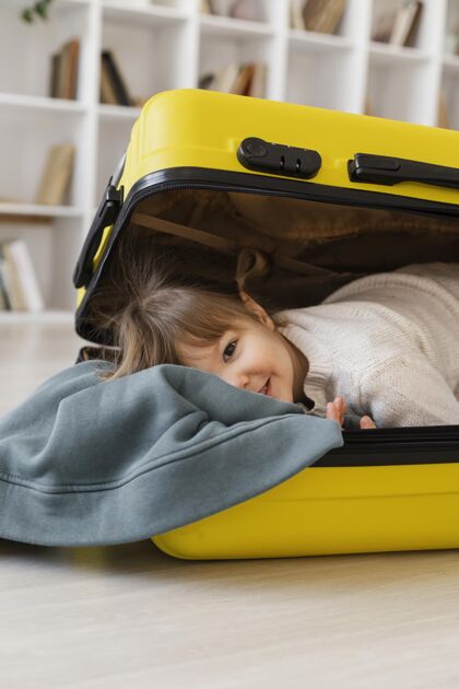 旅行中枪女孩坐在行李里旅行家庭行李