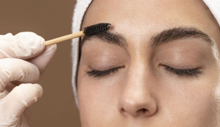 女性给客户做眉毛护理的女人眉毛女性眉毛治疗